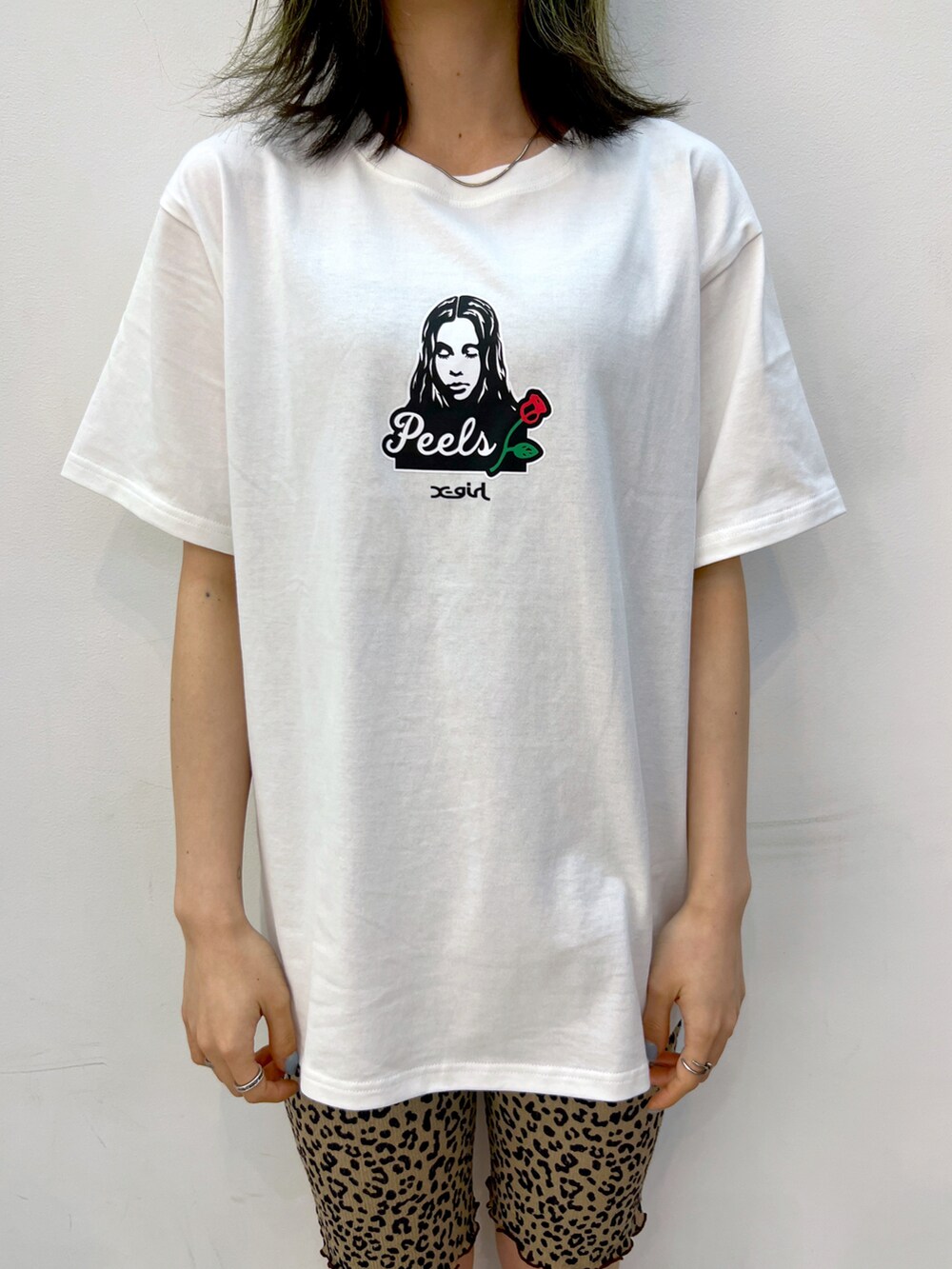 ホワイト系のTシャツ/カットソー、ブラック系のベスト、ベージュ系のレギンス/スパッツを着用したレディースの夏コーディネートの4枚目の写真