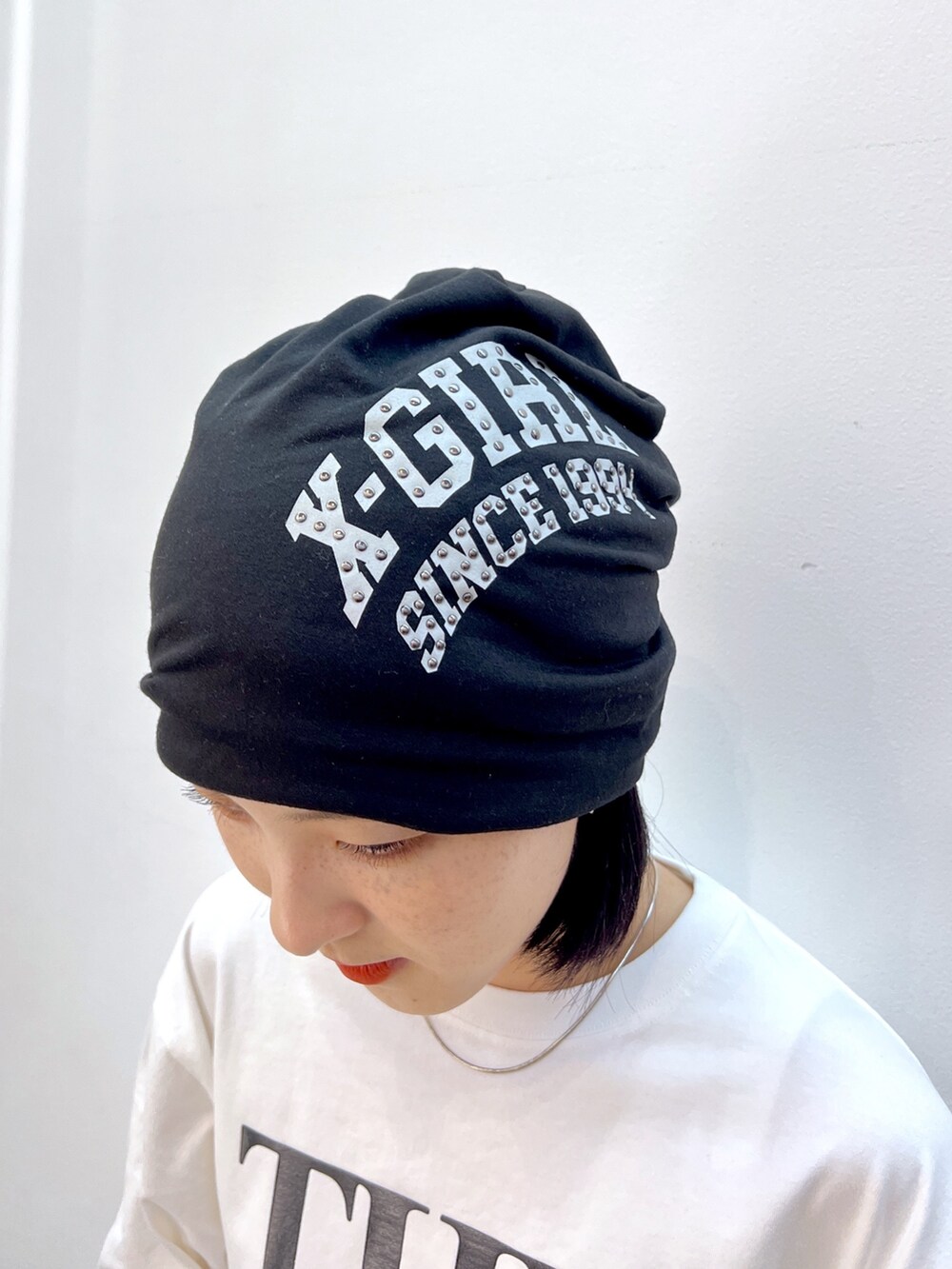 ブルー系のスウェットパンツ、グリーン系のナイロンジャケット、ホワイト系のTシャツ/カットソーを着用したレディースの秋コーディネートの10枚目の写真