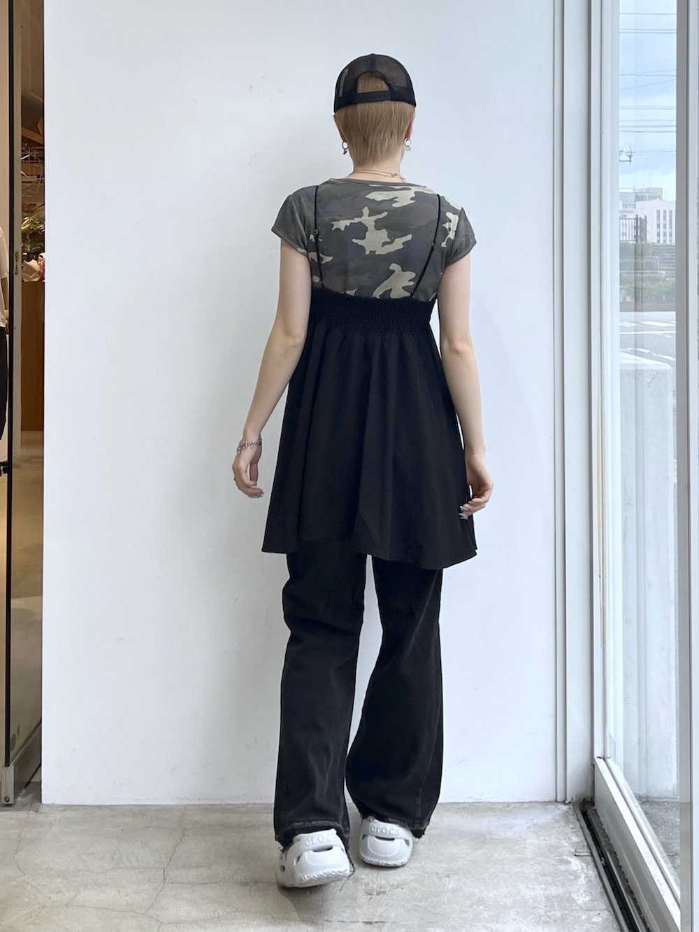 ブラック系のデニムパンツ、ブラック系のワンピース、その他のTシャツ/カットソーを着用したレディースの夏コーディネートの2枚目の写真