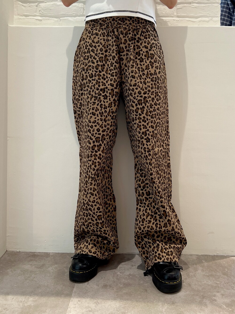 ベージュ系のその他パンツ、ブラック系のハンドバッグ、ホワイト系のTシャツ/カットソーを着用したレディースの夏コーディネートの4枚目の写真