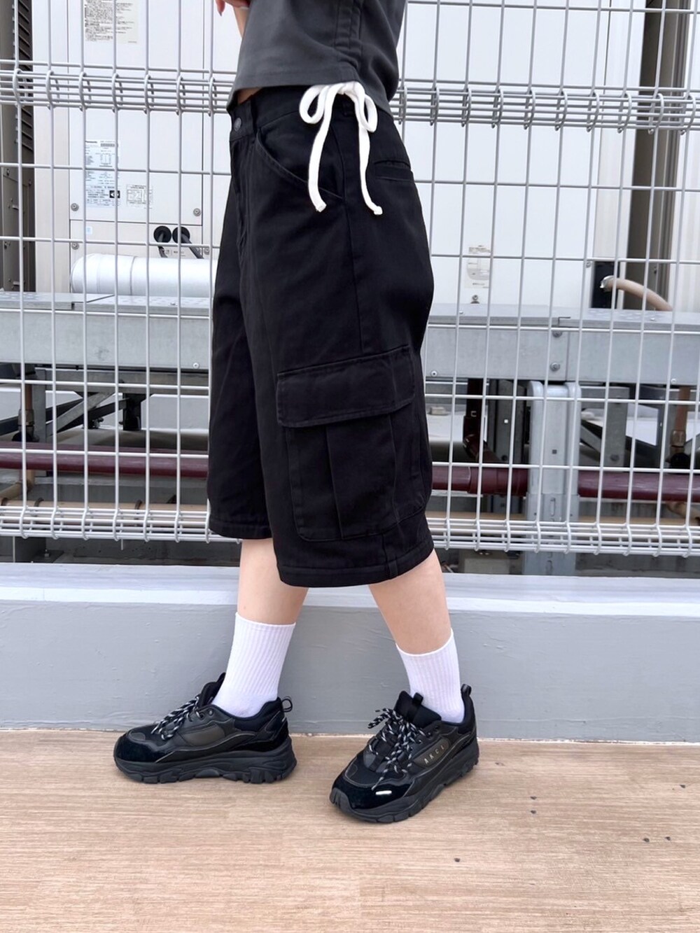 ブラック系のカーゴパンツ、グレー系のTシャツ/カットソー、ホワイト系のニットキャップ/ビーニーを着用したレディースの夏コーディネートの5枚目の写真