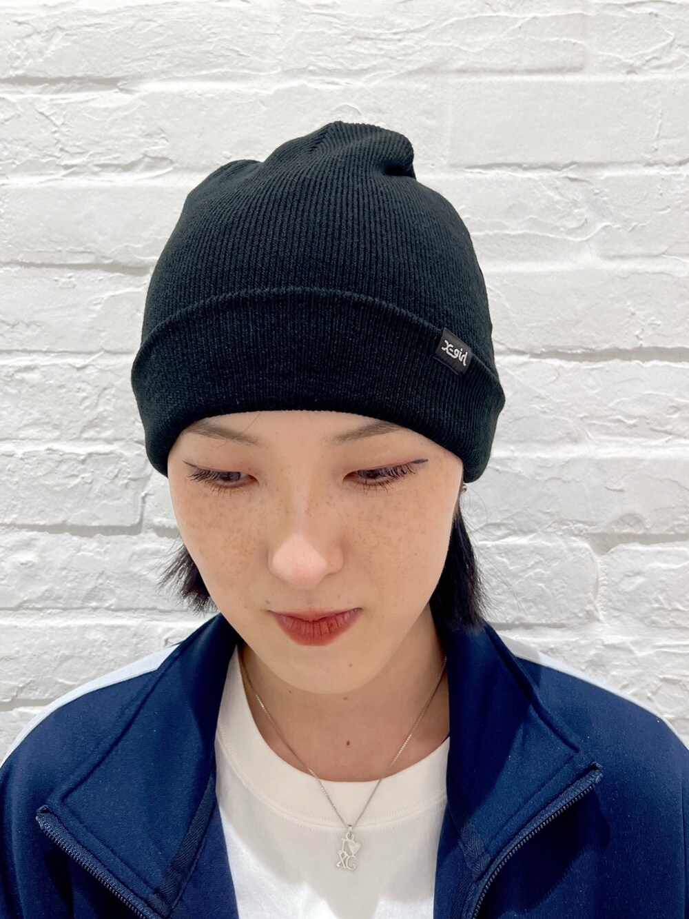 ブラック系のカーゴパンツ、ホワイト系のTシャツ/カットソー、ブルー系のジャージを着用したレディースの夏コーディネートの6枚目の写真