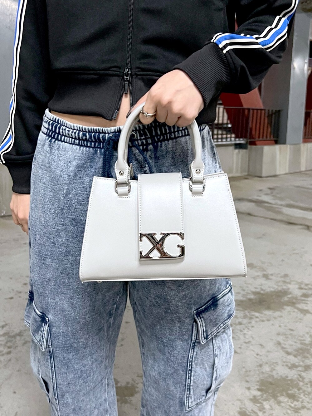 ブルー系のスウェットパンツ、グレー系のショルダーバッグを着用したレディースの冬コーディネートの7枚目の写真