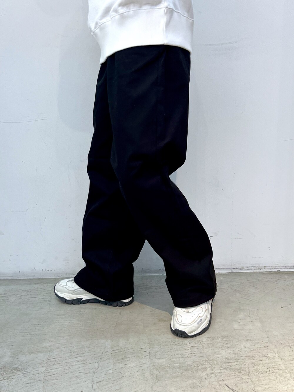 ブラック系のその他パンツ、ブラック系のナイロンジャケット、ホワイト系のスウェットを着用したレディースの冬コーディネートの7枚目の写真