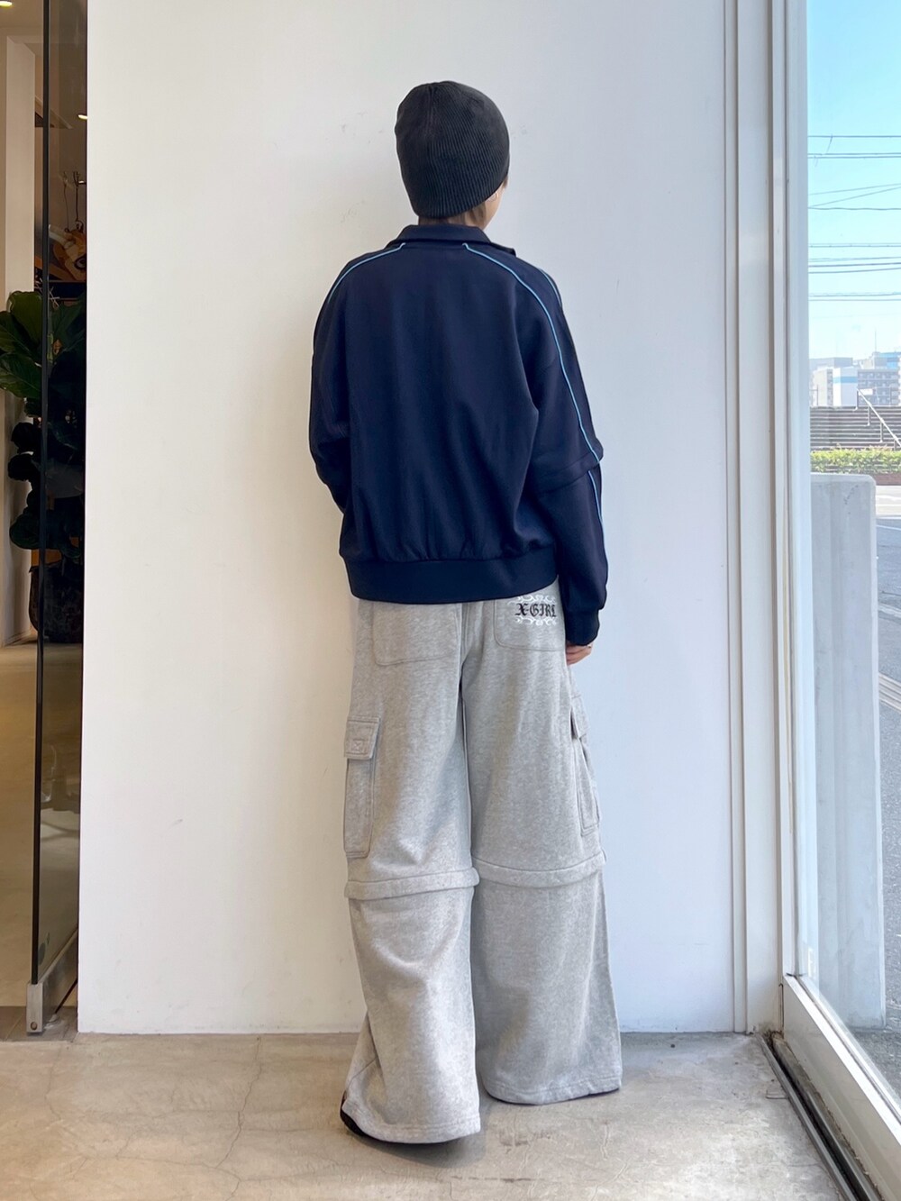 ブルー系のジャージ、グレー系のスウェットパンツ、ホワイト系のTシャツ/カットソーを着用したレディースの夏コーディネートの2枚目の写真