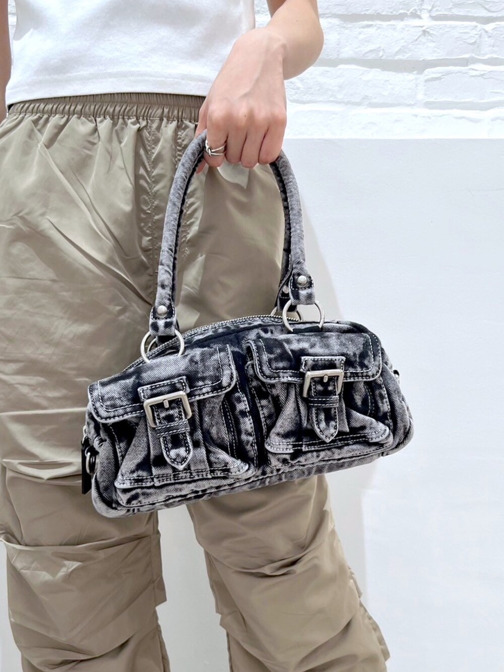 ベージュ系のその他パンツ、ブラック系のハンドバッグ、ホワイト系のTシャツ/カットソーを着用したレディースの春コーディネートの6枚目の写真