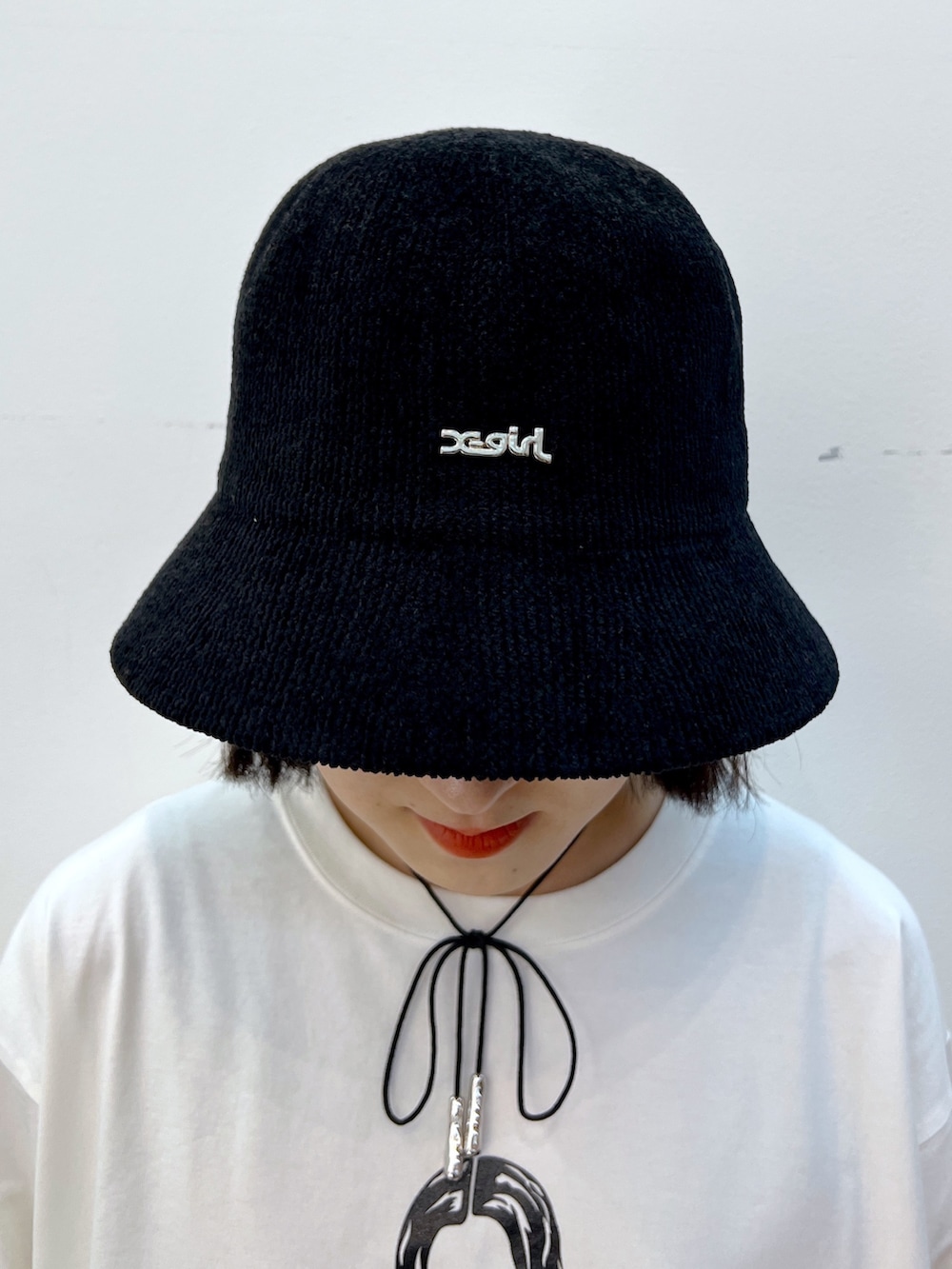 ブラック系のブーツ、グレー系のスウェットパンツ、ホワイト系のTシャツ/カットソーを着用したレディースの秋コーディネートの7枚目の写真