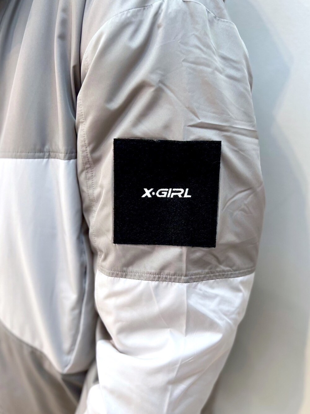 ブラック系のデニムパンツ、グレー系のマウンテンパーカー、ブラック系のニット/セーターを着用したレディースの秋コーディネートの4枚目の写真