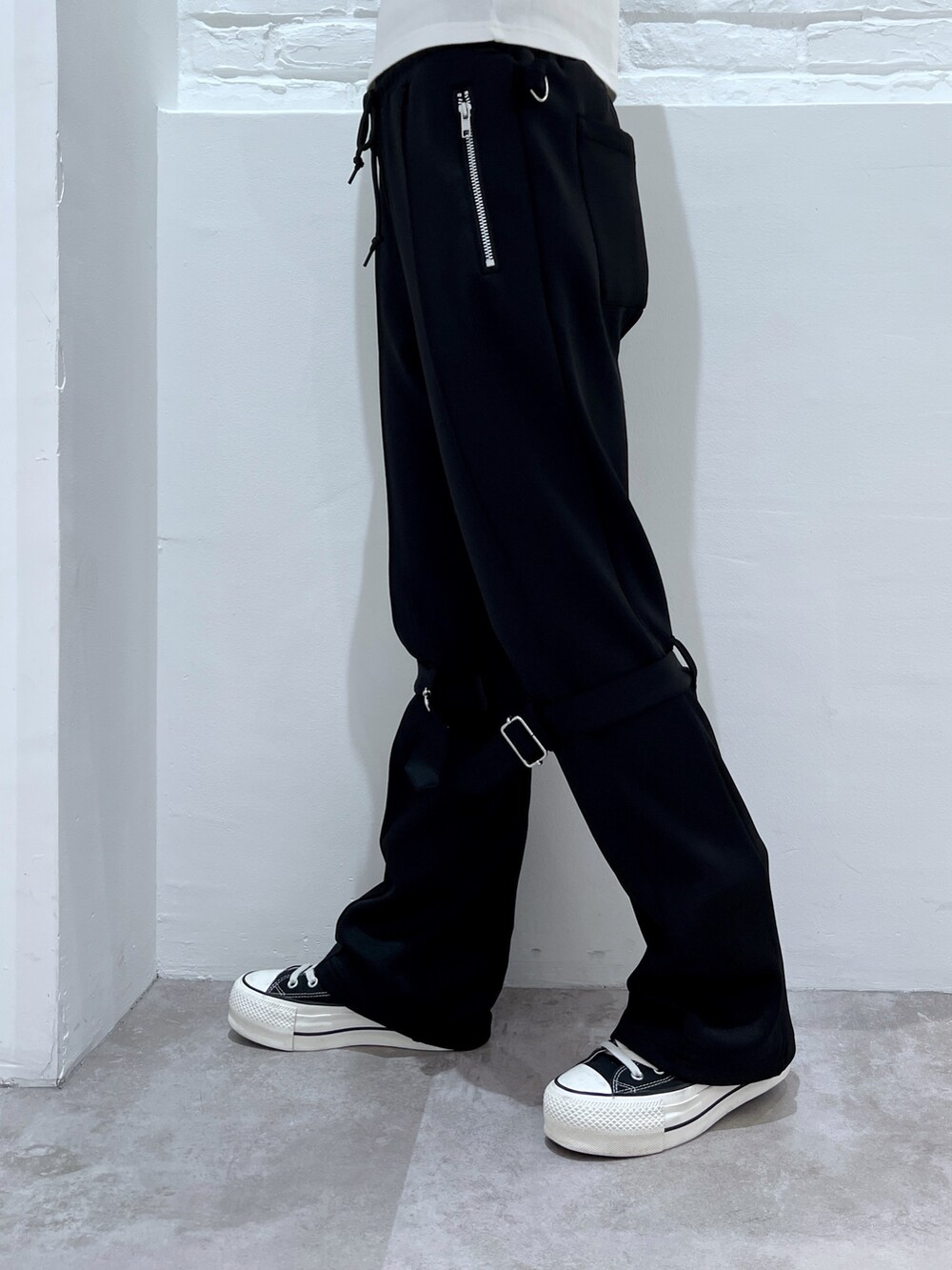 ブラック系のその他パンツ、ホワイト系のTシャツ/カットソー、ブラック系のキャスケットを着用したレディースの秋コーディネートの4枚目の写真