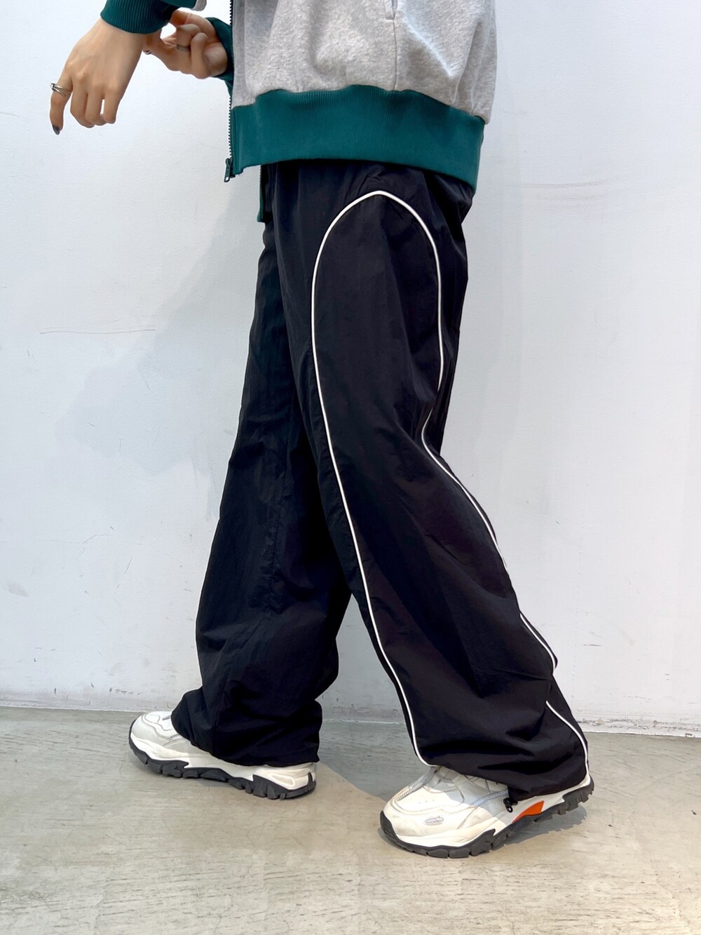 ブラック系のその他パンツ、ホワイト系のTシャツ/カットソー、グレー系のスウェットを着用したレディースの秋コーディネートの6枚目の写真