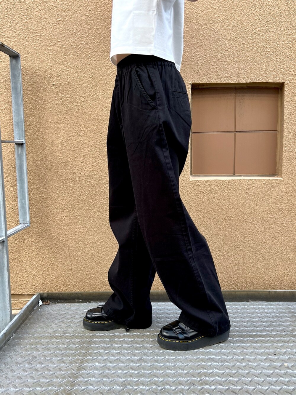 ブラック系のその他パンツ、ホワイト系のTシャツ/カットソー、ブラック系のハットを着用したレディースの春コーディネートの5枚目の写真