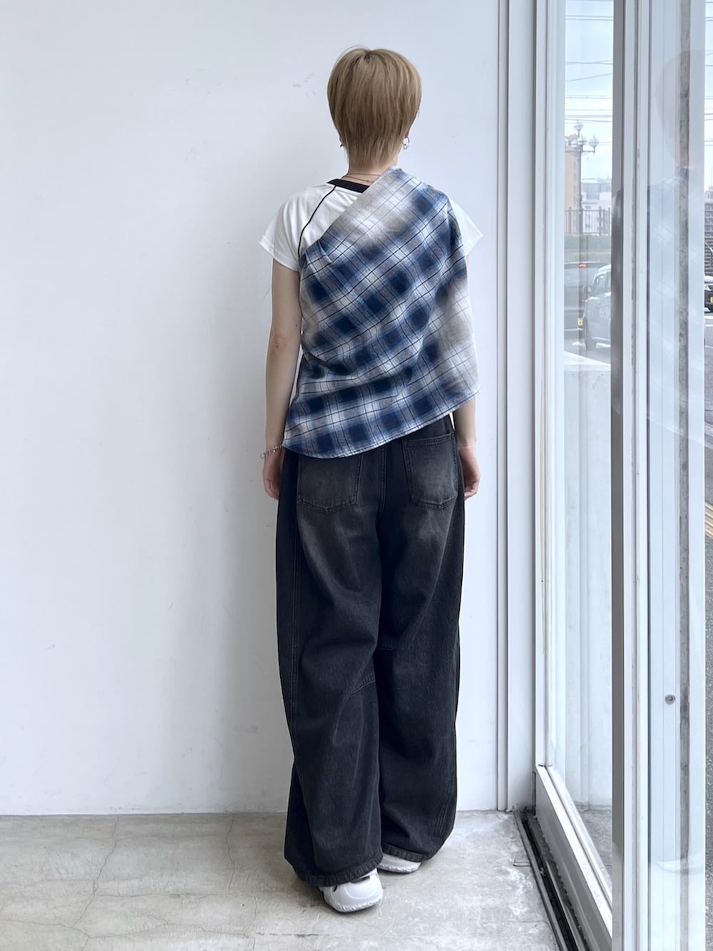 ブラック系のデニムパンツ、ブルー系のシャツ/ブラウス、ホワイト系のTシャツ/カットソーを着用したレディースの夏コーディネートの2枚目の写真