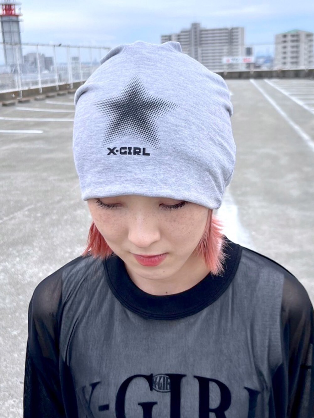 ブラック系のデニムパンツ、ブラック系のTシャツ/カットソー、ホワイト系のタンクトップを着用したレディースの夏コーディネートの6枚目の写真