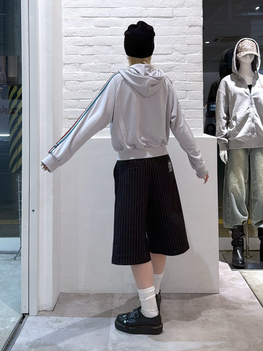 ブラック系のその他パンツ、グレー系のパーカー、ブラック系のニットキャップ/ビーニーを着用したレディースの秋コーディネートの2枚目の写真