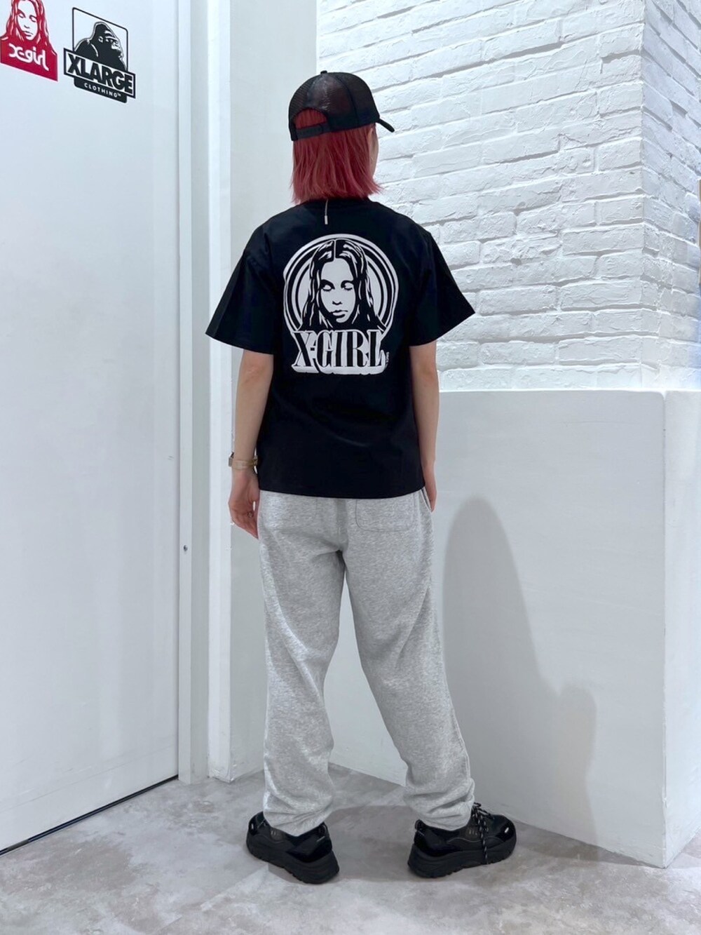 グレー系のスウェットパンツ、ブラック系のTシャツ/カットソー、ブラック系のキャップを着用したレディースの春コーディネートの2枚目の写真