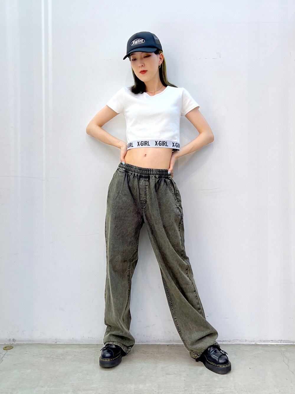 ブラック系のデニムパンツ、ブラック系のシャツ/ブラウス、ホワイト系のTシャツ/カットソーを着用したレディースの夏コーディネートの3枚目の写真