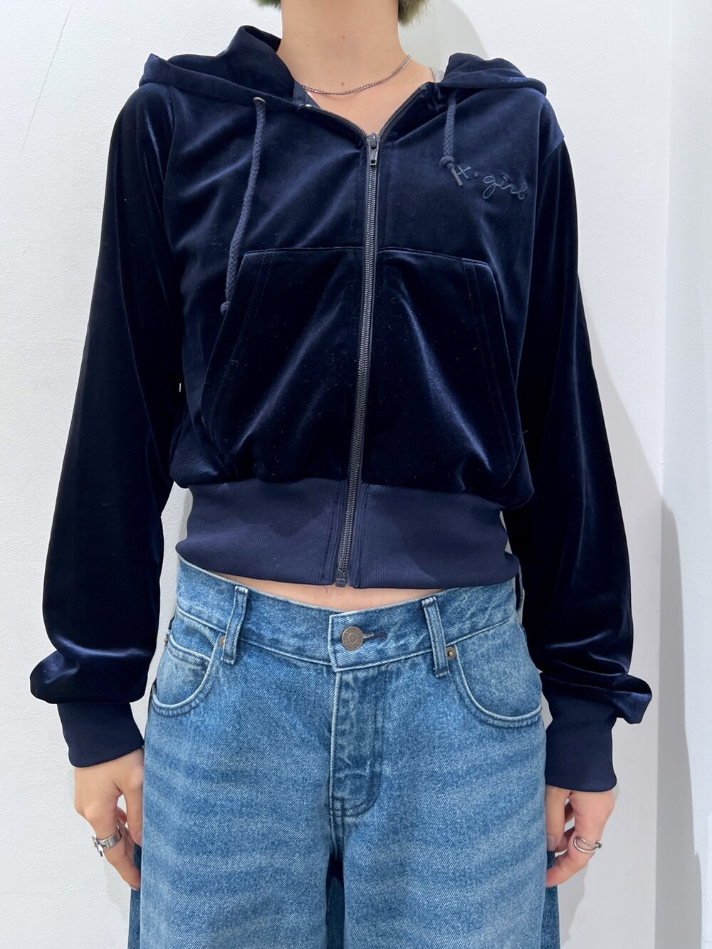 ブルー系のデニムパンツ、ブルー系のパーカー、ホワイト系のニットキャップ/ビーニーを着用したレディースの秋コーディネートの3枚目の写真