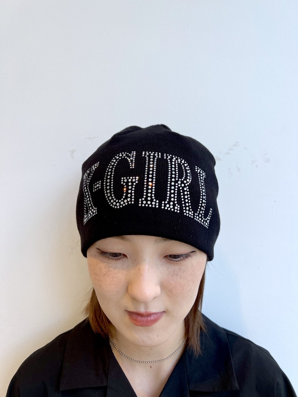 ブラック系のデニムパンツ、ブラック系のシャツ/ブラウス、ブラック系のニットキャップ/ビーニーを着用したレディースの春コーディネートの7枚目の写真