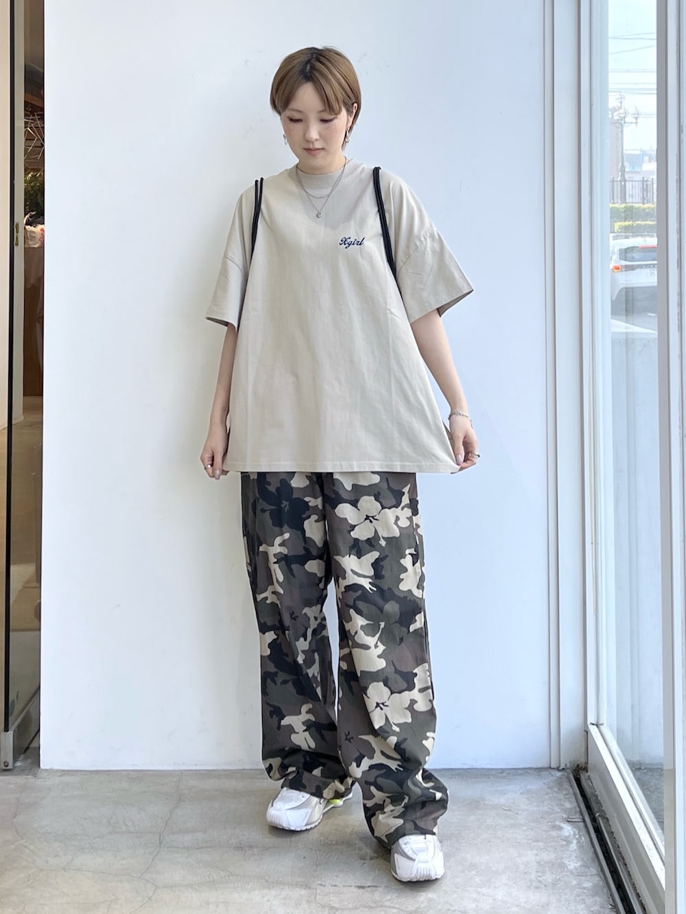 その他のその他パンツ、ブラック系のバックパック/リュック、ベージュ系のワンピースを着用したレディースの春コーディネートの2枚目の写真