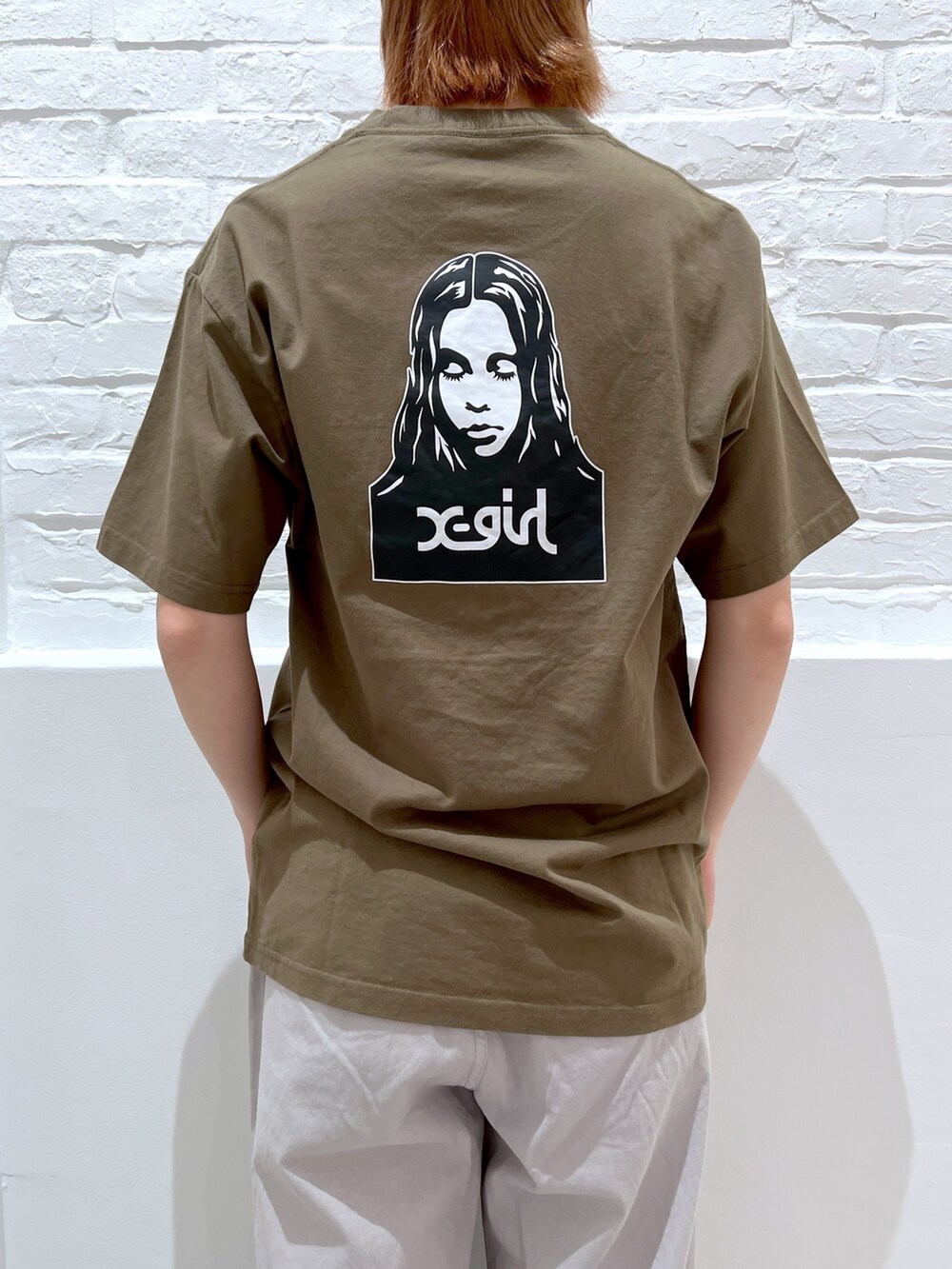 グレー系のその他パンツ、グリーン系のTシャツ/カットソー、ブラック系のニットキャップ/ビーニーを着用したレディースの春コーディネートの4枚目の写真