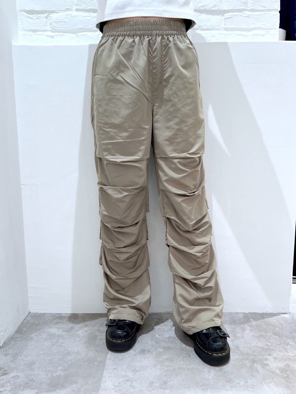 ベージュ系のその他パンツ、ブラック系のハンドバッグ、ホワイト系のTシャツ/カットソーを着用したレディースの春コーディネートの4枚目の写真