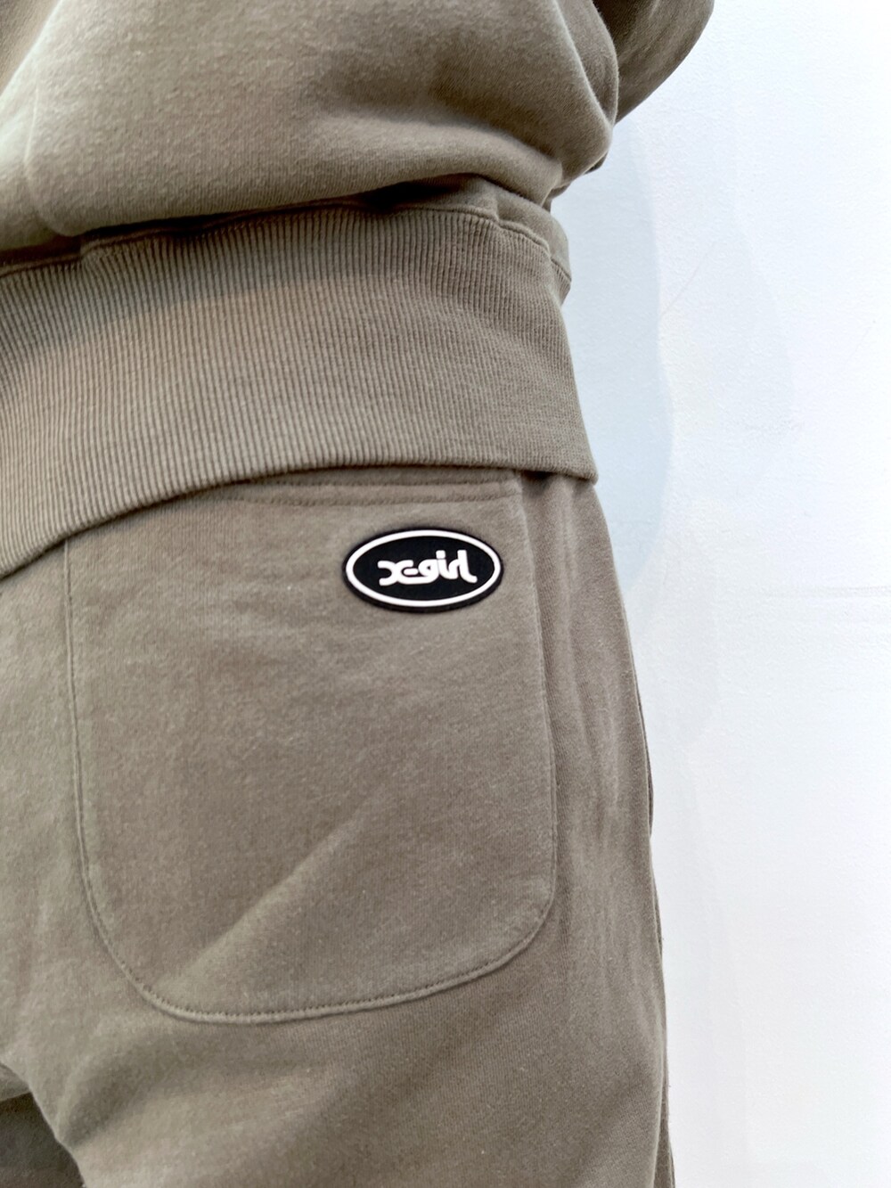 ブラック系のショルダーバッグ、グリーン系のスウェット、グリーン系のスウェットパンツを着用したレディースの冬コーディネートの6枚目の写真