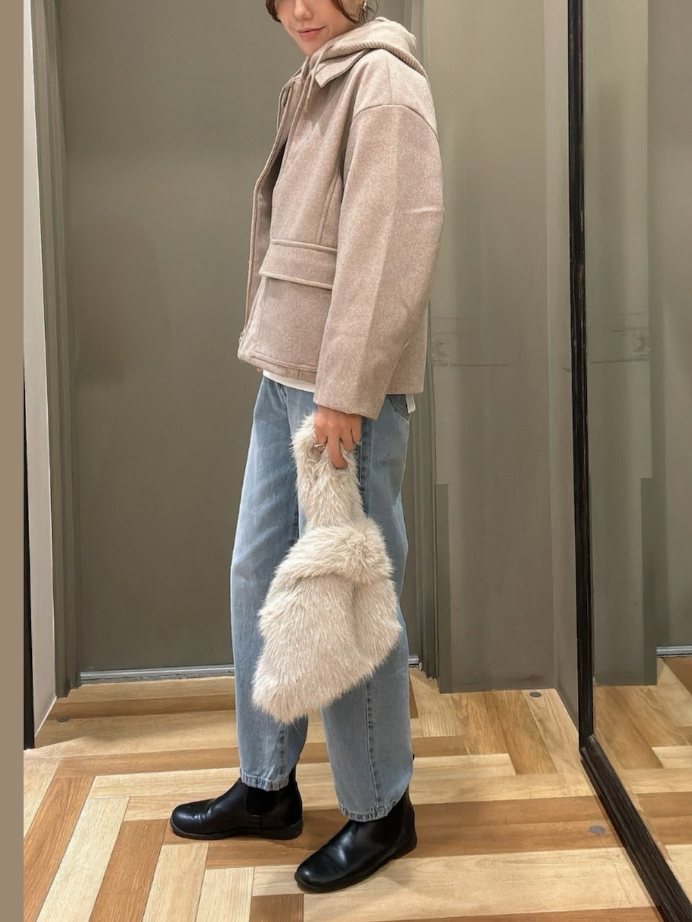 ベージュ系のその他アウター、グレー系のエコバッグ/サブバッグ、ブルー系のデニムパンツを着用したレディースの秋コーディネートの2枚目の写真