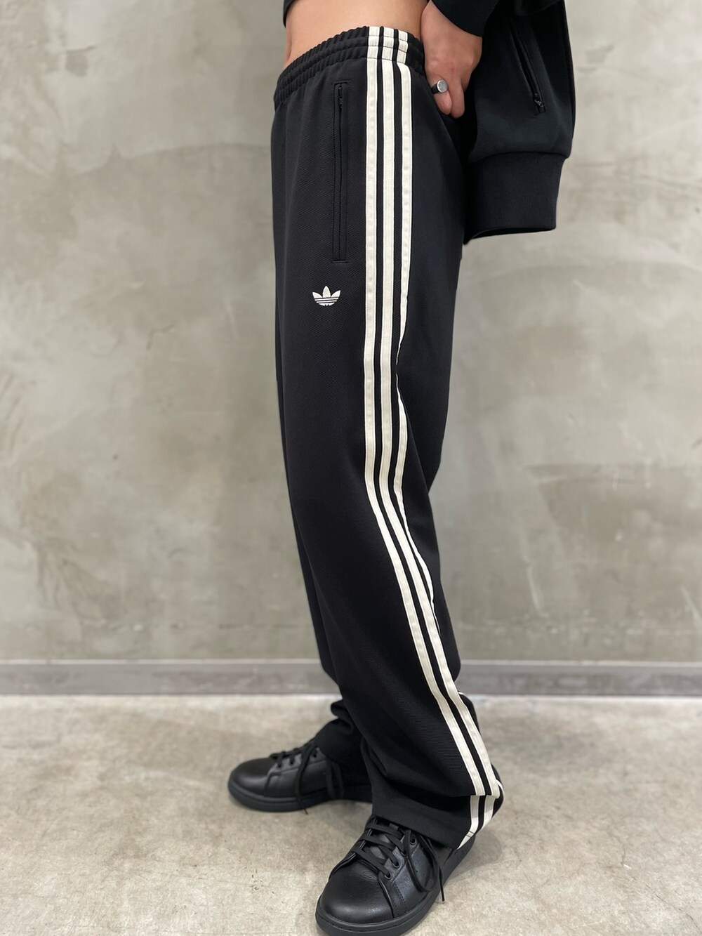 「スニーカー、セットアップ、adidas、アディダス、トラックパンツ、スタンスミス、adidas originals、アディダスオリジナルス、70s、トラックトップ」｜「adidasのBB TRACKTOP / アディダスオリジナルス adidas Originals（ジャージ、ブラック系）」を使った、AIさん（レディース・160cm）の秋コーディネートの3枚目の写真