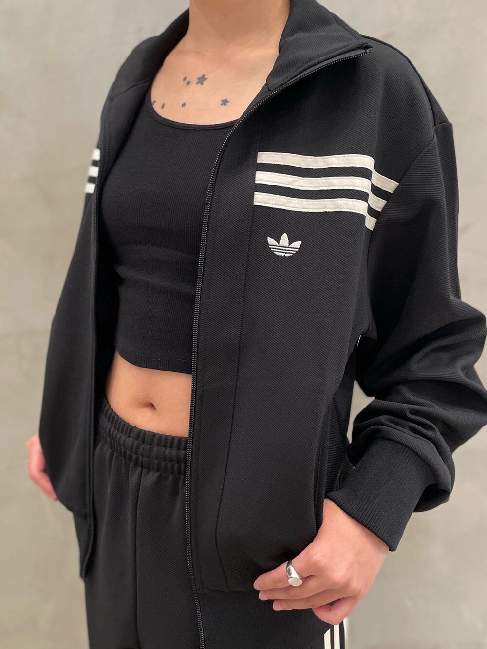 「スニーカー、セットアップ、adidas、アディダス、トラックパンツ、スタンスミス、adidas originals、アディダスオリジナルス、70s、トラックトップ」｜「adidasのBB TRACKTOP / アディダスオリジナルス adidas Originals（ジャージ、ブラック系）」を使った、AIさん（レディース・160cm）の秋コーディネートの2枚目の写真