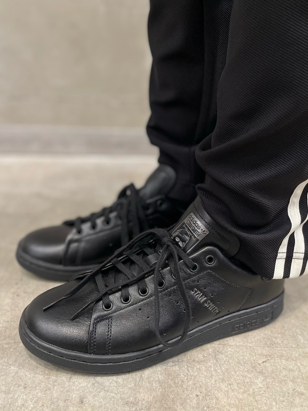 「スニーカー、セットアップ、adidas、アディダス、トラックパンツ、スタンスミス、adidas originals、アディダスオリジナルス、70s、トラックトップ」｜「adidasのBB TRACKTOP / アディダスオリジナルス adidas Originals（ジャージ、ブラック系）」を使った、AIさん（レディース・160cm）の秋コーディネートの4枚目の写真