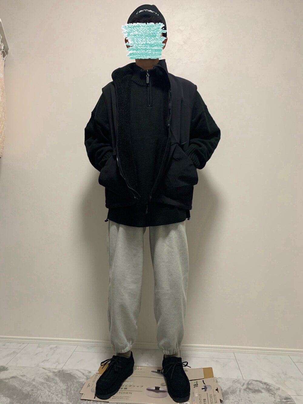 ブラック系のブーツ、ブラック系のベスト、ベージュ系のその他パンツを着用したメンズの冬コーディネートの2枚目の写真