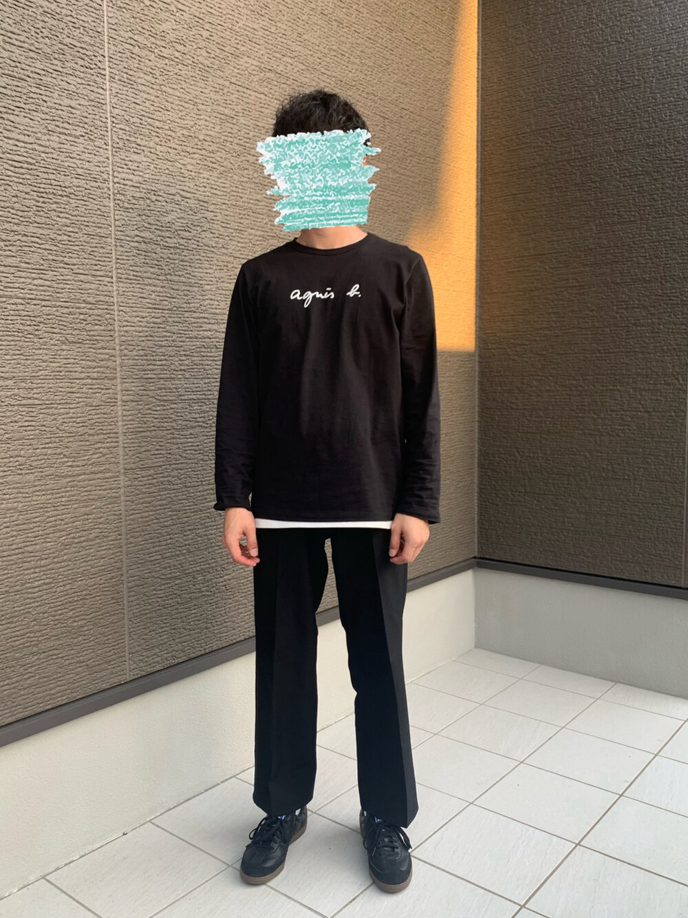 ブラック系のTシャツ/カットソー、ブラック系のスニーカー、シルバー系のアナログ腕時計を着用したメンズの春コーディネートの2枚目の写真