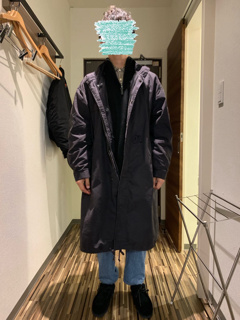 ブラック系のブーツ、ベージュ系のシャツ/ブラウス、グレー系のその他アウターを着用したメンズの冬コーディネートの2枚目の写真