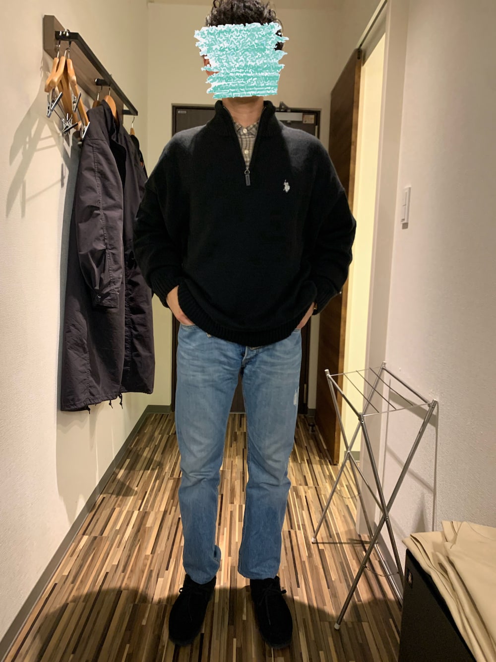 ブラック系のブーツ、ベージュ系のシャツ/ブラウス、グレー系のその他アウターを着用したメンズの冬コーディネートの3枚目の写真