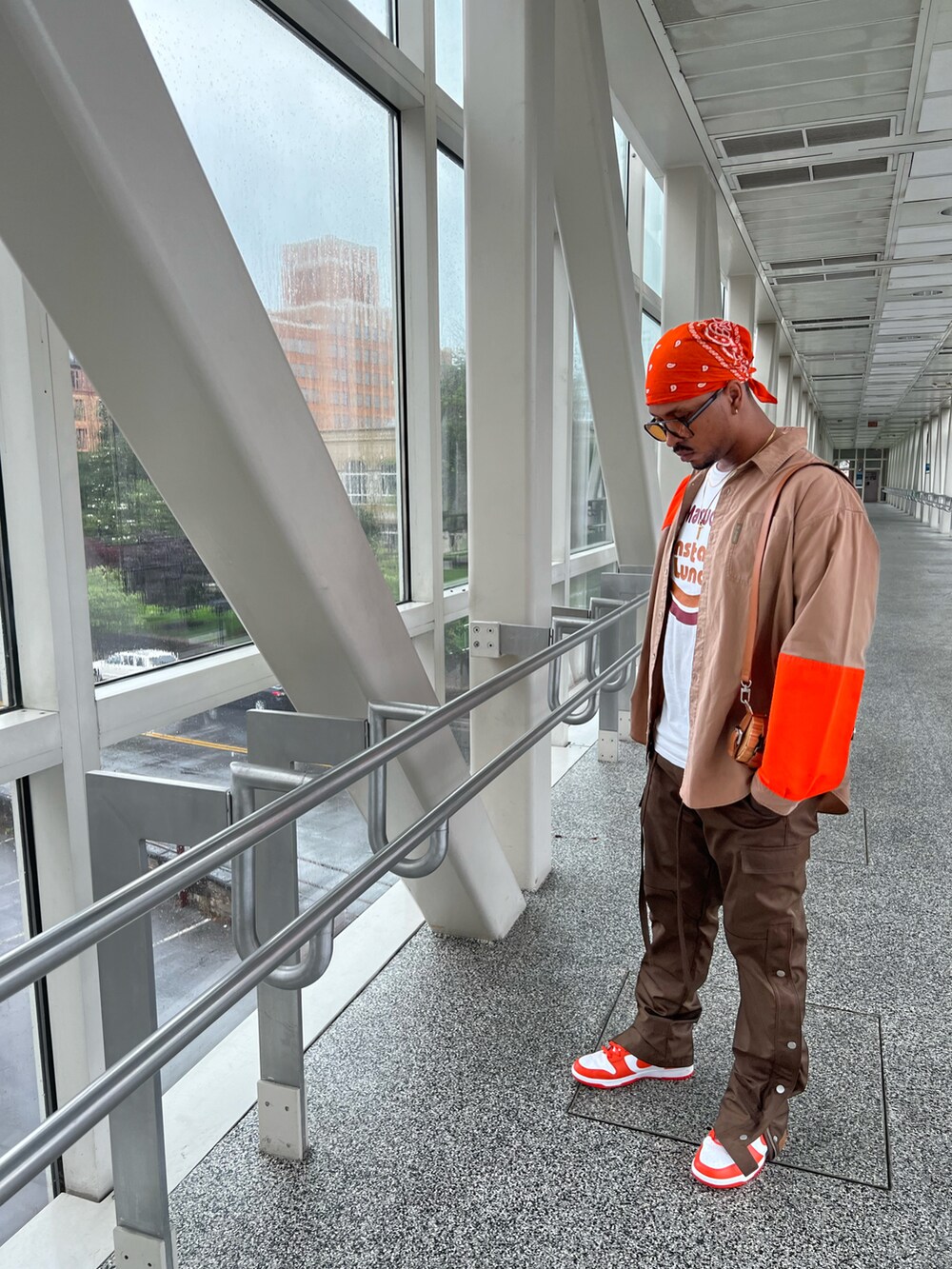 ブラウン系のカーゴパンツ、その他のその他アウターを着用したメンズの春コーディネートの3枚目の写真