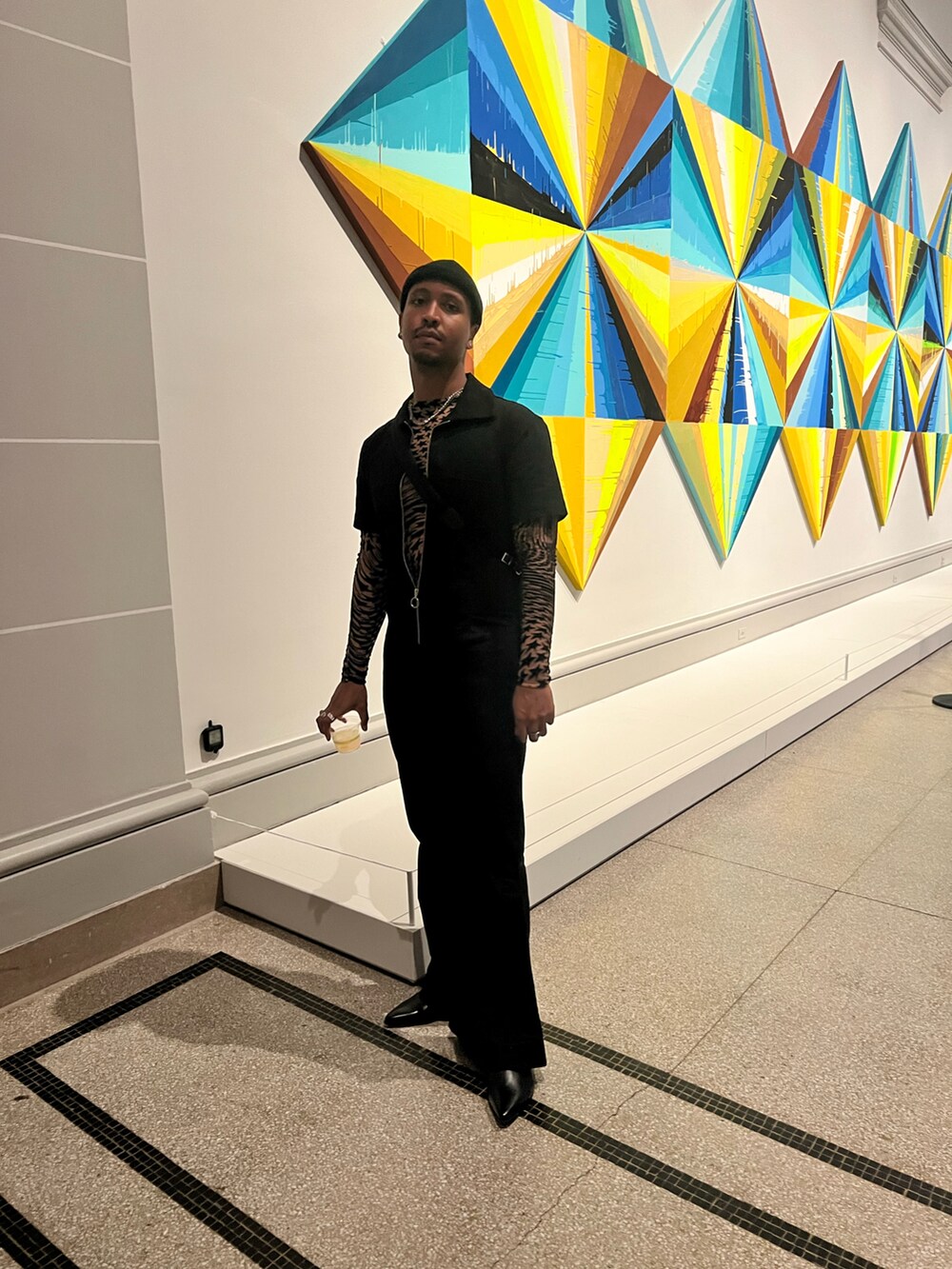 その他のシャツ/ブラウス、ブラック系のつなぎ/オールインワン、ブラック系のショルダーバッグを着用したメンズの春コーディネートの3枚目の写真