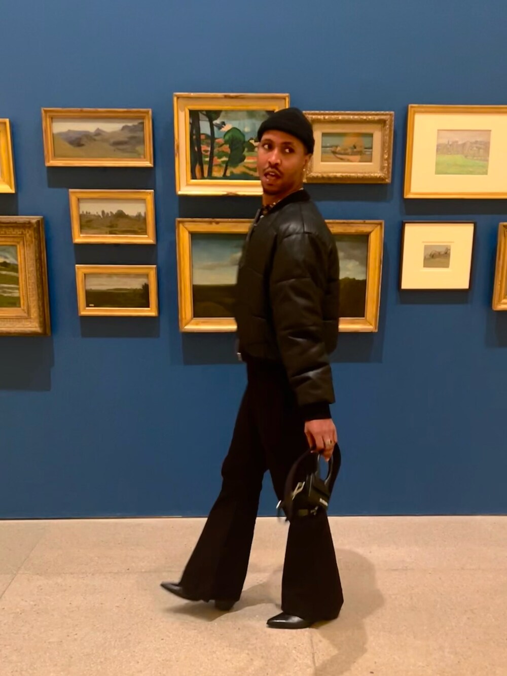 その他のシャツ/ブラウス、ブラック系のつなぎ/オールインワン、ブラック系のショルダーバッグを着用したメンズの春コーディネートの2枚目の写真