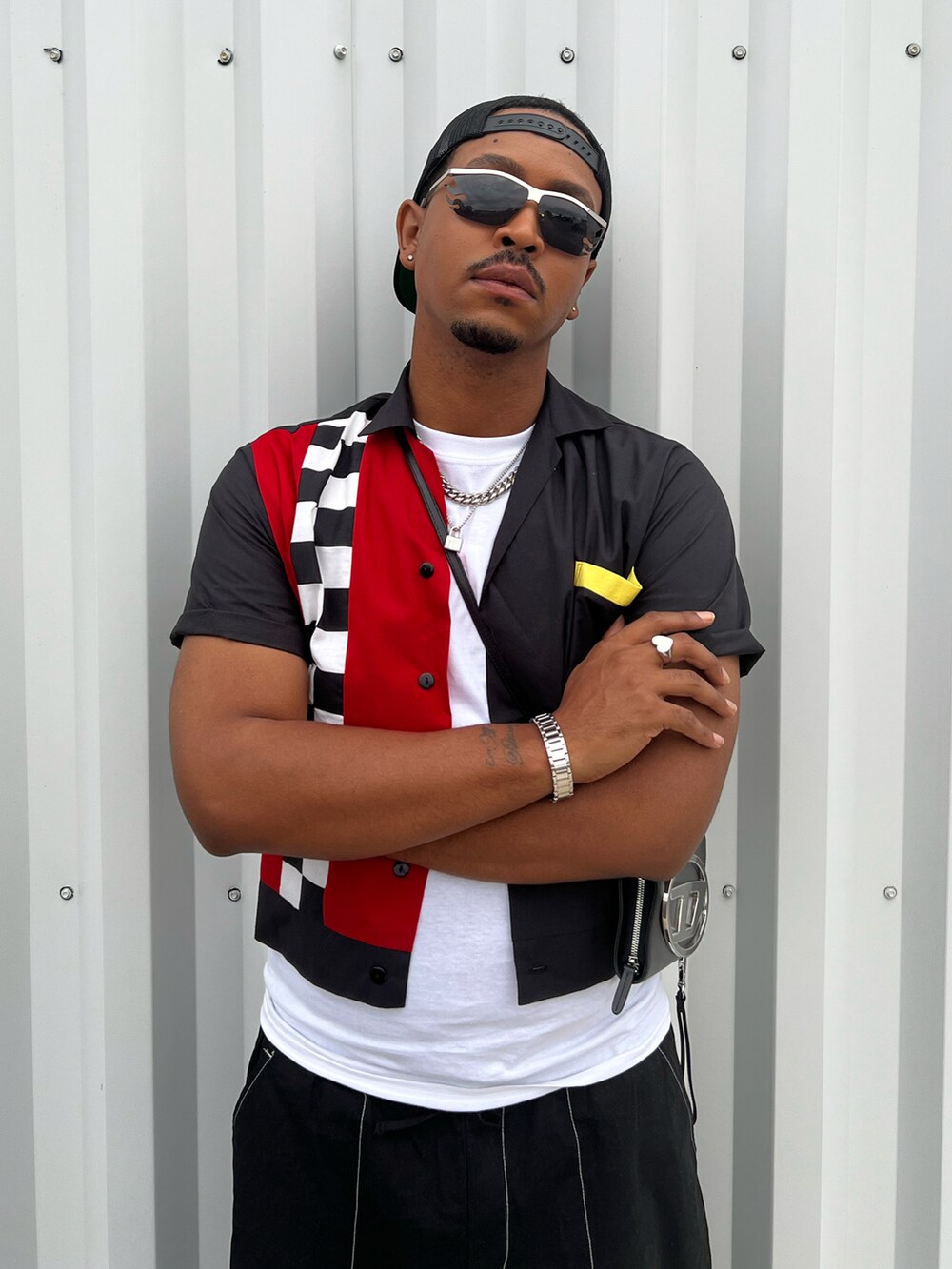 その他のシャツ/ブラウス、ブラック系のショルダーバッグ、ブラック系のカーゴパンツを着用したメンズの夏コーディネートの3枚目の写真