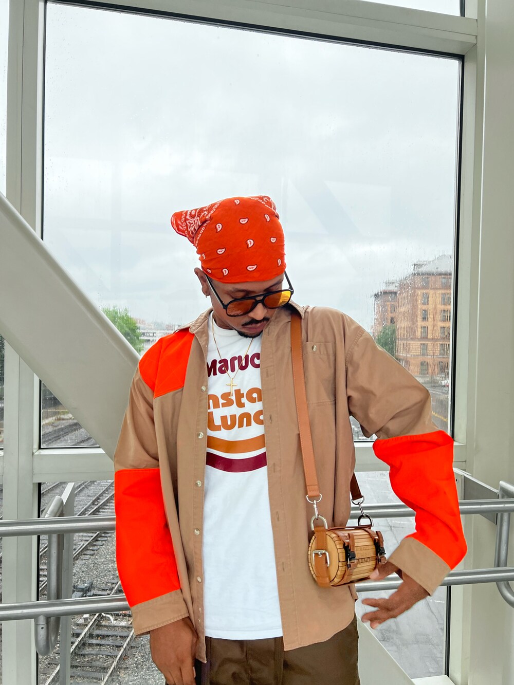 ブラウン系のカーゴパンツ、その他のその他アウターを着用したメンズの春コーディネートの2枚目の写真