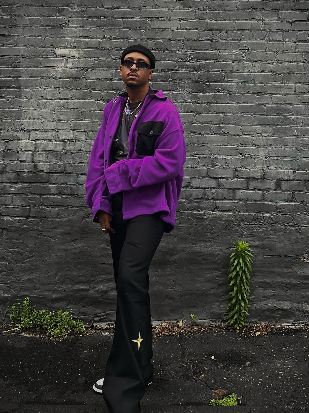 パープル系のシャツ/ブラウス、ブラック系のバッグを着用したメンズの春コーディネートの2枚目の写真