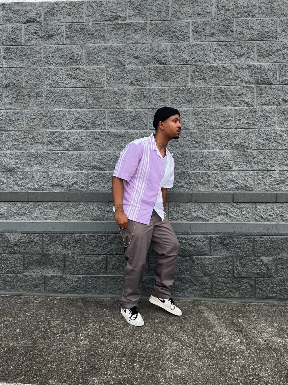 パープル系のシャツ/ブラウス、グレー系のチノパンツ、グレー系のスニーカーを着用したメンズの夏コーディネートの2枚目の写真