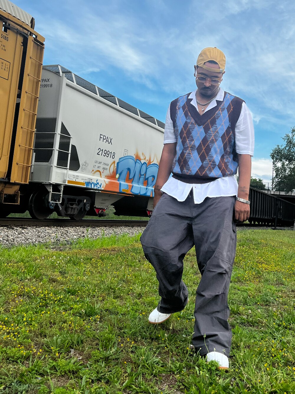 ブルー系のニット/セーター、ホワイト系のシャツ/ブラウス、グレー系のカーゴパンツを着用したメンズの夏コーディネートの3枚目の写真