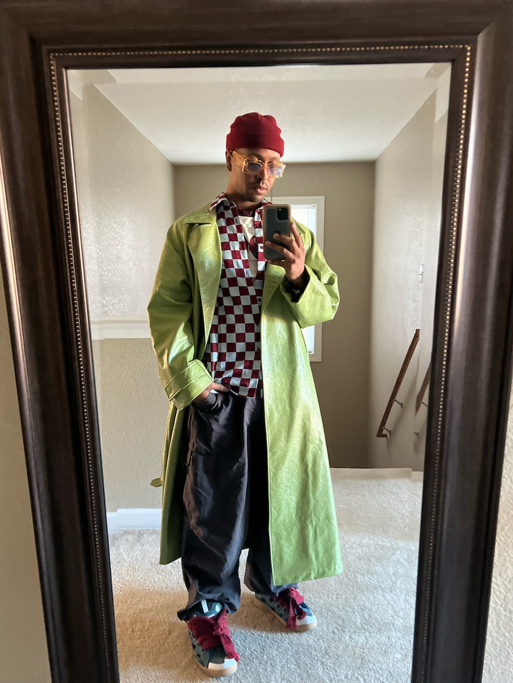 その他のスリッポン、グレー系のチノパンツ、グリーン系のトレンチコートを着用したメンズの冬コーディネートの2枚目の写真