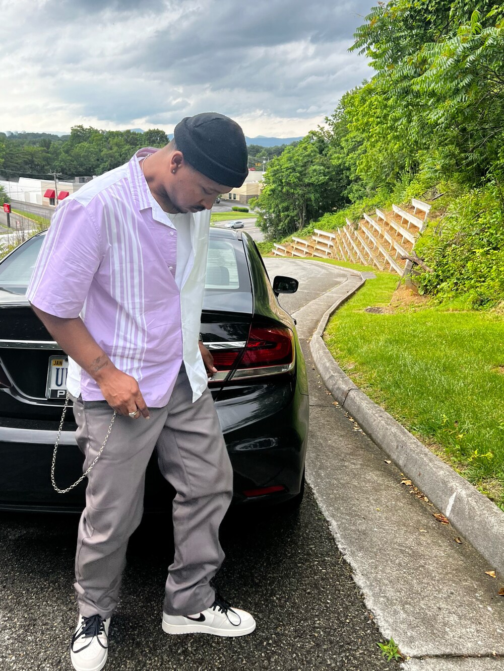 パープル系のシャツ/ブラウス、グレー系のチノパンツ、グレー系のスニーカーを着用したメンズの夏コーディネートの3枚目の写真