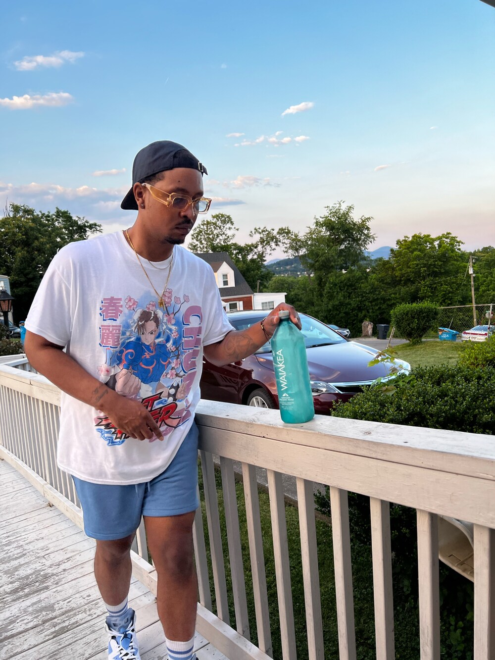 ホワイト系のTシャツ/カットソー、ブルー系のスウェットパンツ、ブルー系のスニーカーを着用したメンズの夏コーディネートの2枚目の写真