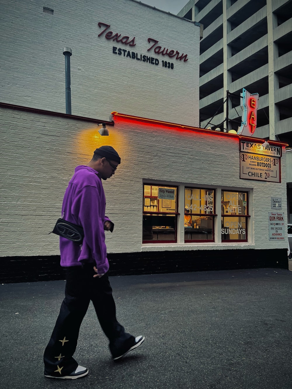 パープル系のシャツ/ブラウス、ブラック系のバッグを着用したメンズの春コーディネートの4枚目の写真