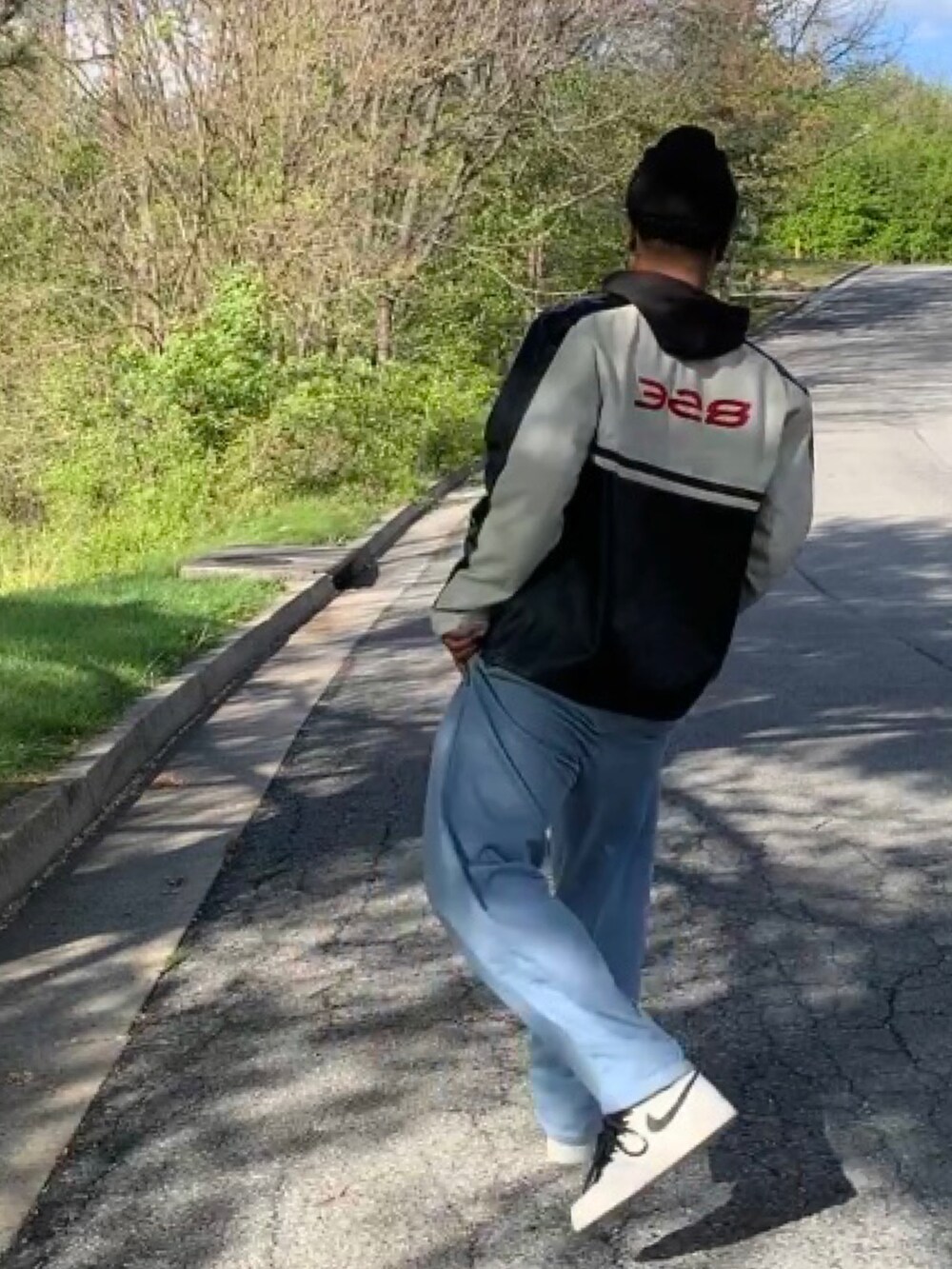 ブラック系のジャケット/アウターを着用したメンズの春コーディネートの3枚目の写真