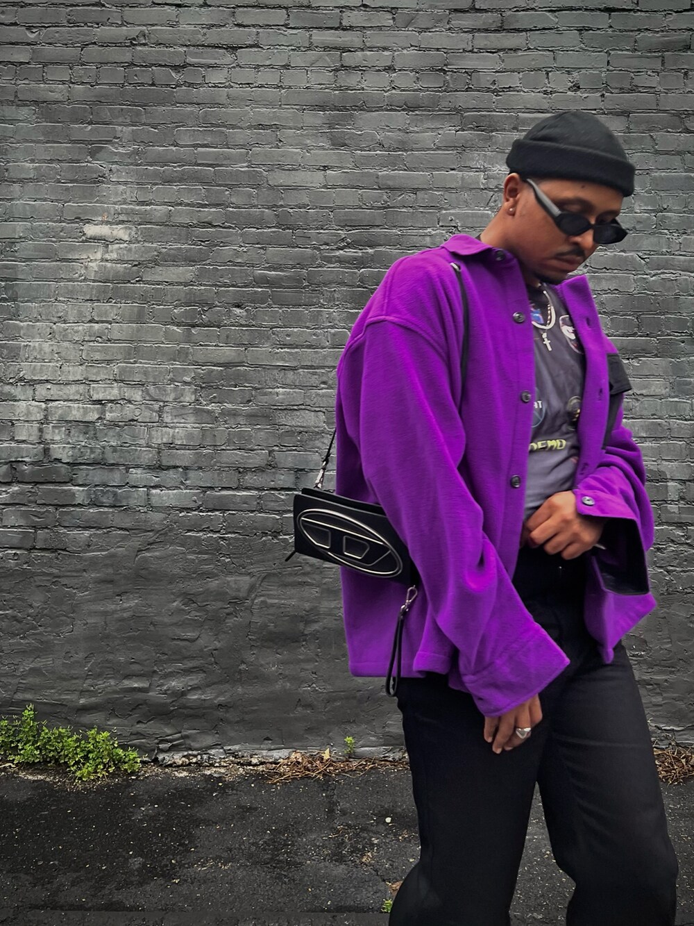パープル系のシャツ/ブラウス、ブラック系のバッグを着用したメンズの春コーディネートの3枚目の写真