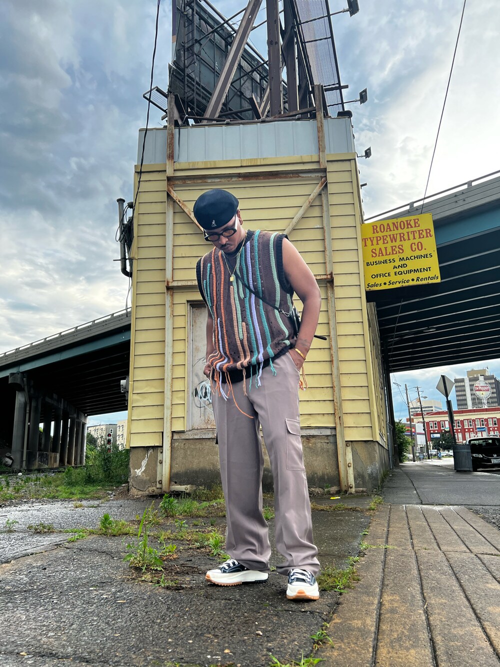 「knit、knitwear、summer、asos、converse、trousers、pants、vest」｜「KANGOLのアイテム（帽子、ブラック系）」を使った、mightymarkさん（メンズ・185cm）の夏コーディネートの3枚目の写真