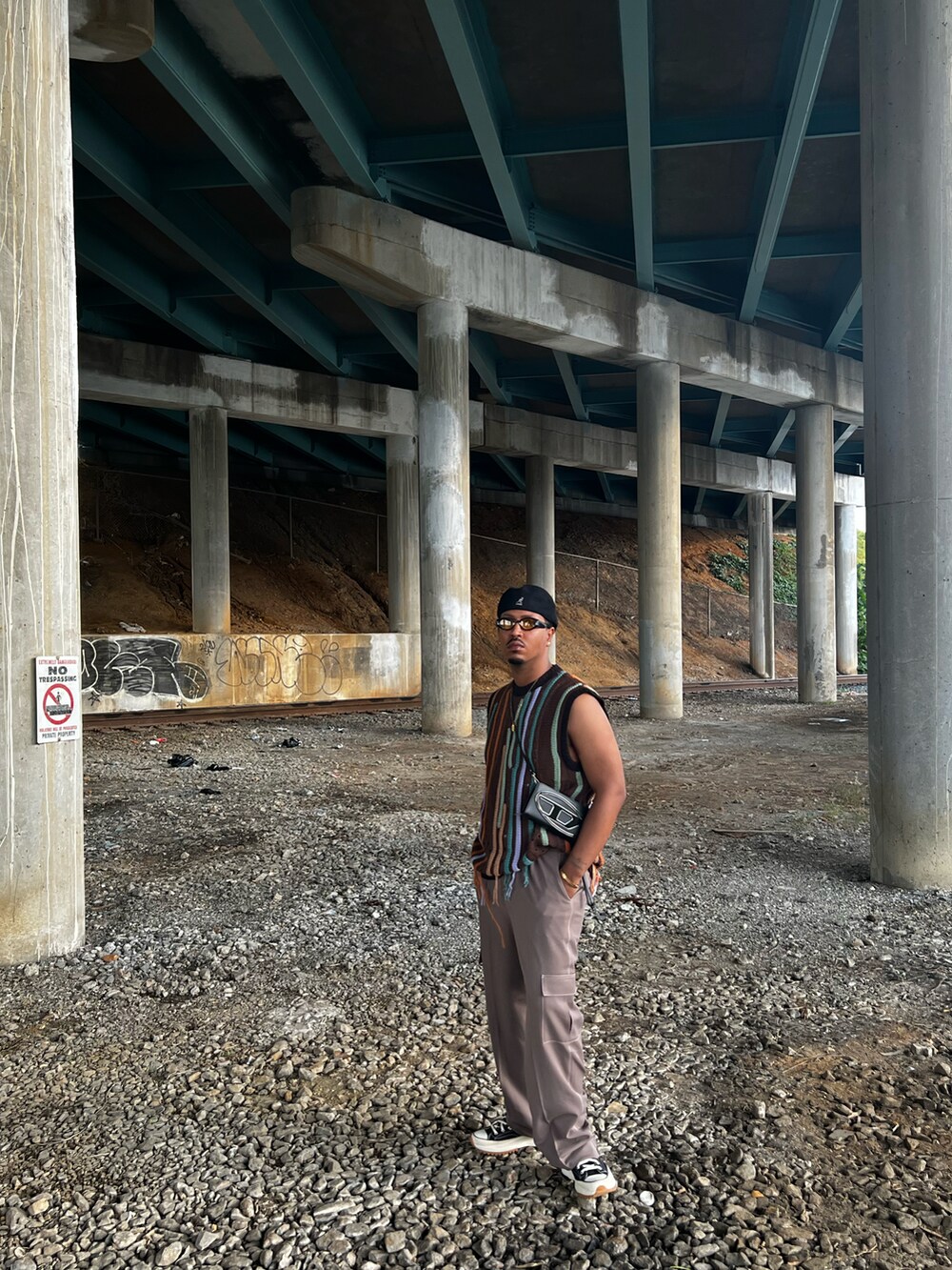 「knit、knitwear、summer、asos、converse、trousers、pants、vest」｜「KANGOLのアイテム（帽子、ブラック系）」を使った、mightymarkさん（メンズ・185cm）の夏コーディネートの4枚目の写真